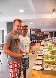 Mahlzeit! Stärkt euch am reichhaltigen Buffet, bevor ihr feiern geht.