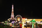 Verwechslungsgefahr! Trotz Eiffelturm seid ihr nicht in Paris, sondern am feierwütigen Goldstrand auf der Partymeile.