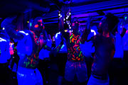 Mottopartys Ein Beispiel für ein Warm-UP ist die beliebte Neon-Night.