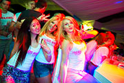Peace and Love Hier denkt jeder nur ans Feiern. Let's Party!