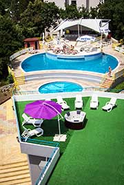 Chillout Am Hotelpool könnt ihr nach einer langen Partynacht ausschlafen.
