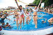 Poolparty Beste Musik, einen Coctail in der Hand und ab ins kühle Wasser – Eine Poolparty steht bei eurer Abireise auf jeden Fall im Wochenplan.