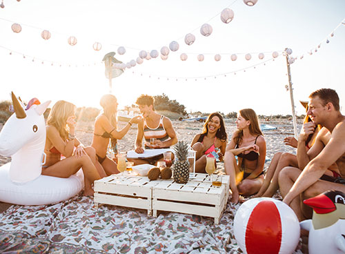 Beach-Bar Zum Sonnenuntergang an den Strand einen Cocktail genießen!