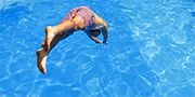 Ab ins Nass! Gönnt euch bei strahlendem Sonnenschein im großzügigen Hotelpool eine Erfrischung.