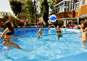 Fun in the Sun In dem Hotelpool könnt ihr baden oder sportlich Aktiv sein.