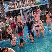 Poolparty Wem es am Strand zu langweilig ist, der geht einfach zur nächsten Poolparty und feiert hier weiter. Macht auch den Tag zur Nacht!