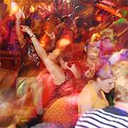 Party-Nonstop Nachdem ihr tagsüber Kraft getankt habt, könnt ihr nachts in den Discos wieder Vollgas geben.
