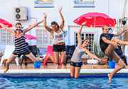 Wenn die Sonne scheint, macht der Hotelpool besonders Spaß. Wenn die Sonne scheint, macht der Hotelpool besonders Spaß.