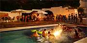 Auch nachts könnt ihr noch in den Pool springen und feiern. Auch nachts könnt ihr noch in den Pool springen und feiern.