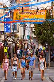 Die Einkaufsmeile der Stadt bietet neben Souvenirläden auch Boutiquen sowie Restaurants. Die Einkaufsmeile der Stadt bietet neben Souvenirläden auch Boutiquen sowie Restaurants.