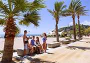 Wer nachts auf Partys geht, trifft sich am nächsten Tag am Strand. Wer nachts auf Partys geht, trifft sich am nächsten Tag am Strand.
