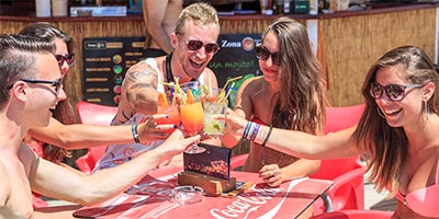 Cocktailbar In Calella steht eine Cocktailbar neben der nächsten.