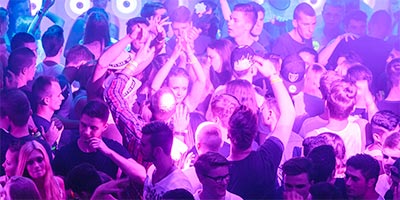 Clubs Feiert in den angesagtesten Clubs Calellas.