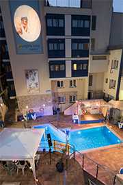 Caribe by Night Party ist, was ihr draus macht. Startet in den Abend und tanzt am Pool vom Caribe.