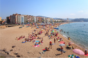Long Beach Lloret de Mar Lasst euch die Sonne auf die Haut brennen am langen Strand in Lloret mit türkisfarbenem Wasser.