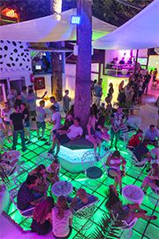 Bumpers Fühlt euch wie auf Ibiza und chillt auf der Terrasse des Bumpers.