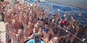 Catamaran Cruise Auf dem Catamaran bekommt ihr Food and Drinks so viel ihr wollt.