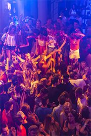 Energiekick In Lloret de Mar ist immer was los- besonders wenn „Abireisen“ vor Ort ist.