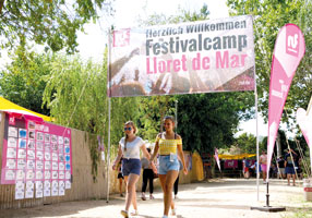 Eingang des Festivalcamps Herzlich Willkommen im Festivalcamp Lloret de Mar.