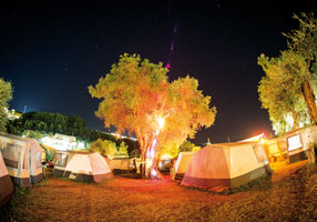 Das Festivalcamp bei Nacht Entspannte Beleuchtung des Camps bei Nacht.