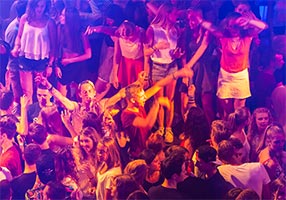 Nightlife Das Tropics ist die größte Diskothek in Lloret de Mar.