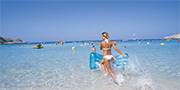Let’s go to the Beach Der Strand von Cala Ratjada lädt zum Schwimmen und Relaxen ein.
