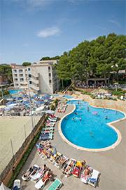 Pool Nach wilden Partynächten könnt ihr euch im hoteleigenen Pool entspannen und relaxen.