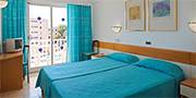 Zimmer im Club Cala Ratjada In dem geräumigen Zimmern mit Balkon erholt ihr euch.