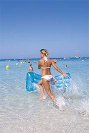Hop in the water Im strahlend blauen Wasser von Mallorca verbringt ihr den Tag.