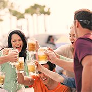 Salut! Mit den Freunden aus der Stufe lässt es sich doch am besten feiern.